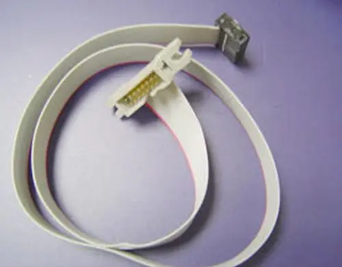 Flacher Steckverbinder in grauer Farbe mit zwei Anschlüssen, einer davon mit mehreren Pins. Der Stecker könnte für Produkte wie die von Remeha verwendet werden.